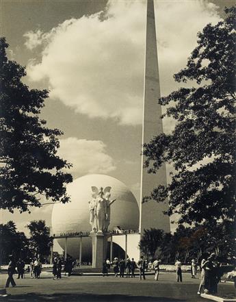 (WORLDS FAIRS) Binder with 40 historic photographs of the New York Worlds Fair in 1939, with multiple views of the Trylon and Perisph